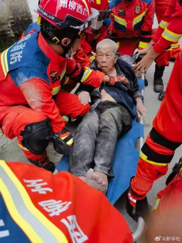 消防员地震废墟中救出9旬老人 生命体征平稳送医救治