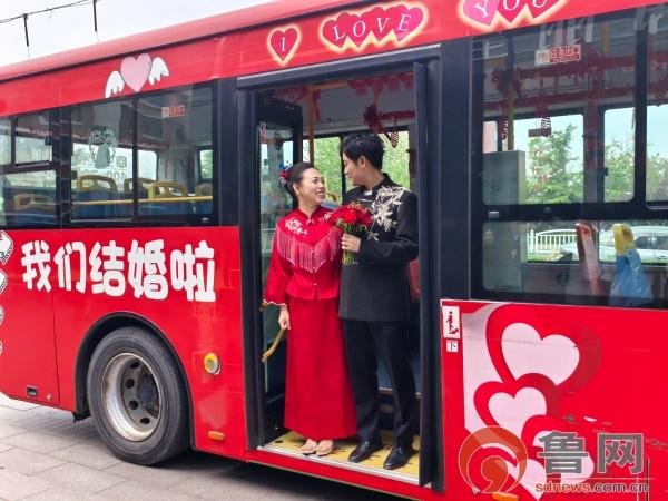 公主请上车！胶州90后青年“公交婚车”迎亲 迎来婚俗新风尚